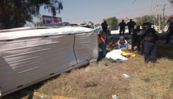 Chofer sufrió paro cardíaco y combi del transporte volcó; 16 heridos