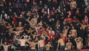 Regresan aficionados a estadios griegos, tras la muerte de un policía