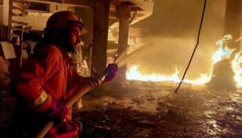 Al menos cien muertos tras bombardeos de Israel en Rafah; rescatan a dos rehenes