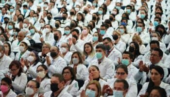 IMSS abre convocatoria de empleo para médicos especialistas | Conoce qué plazas oferta y cómo registrarse