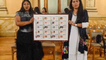 Develan billete conmemorativo Escritores Indígenas de México de la Lotería Nacional