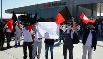 Trabajadores de Audi rechazan aumento de 7% y continúan la huelga