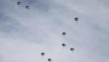 EU completa su primer lanzamiento aéreo de ayuda humanitaria en Gaza