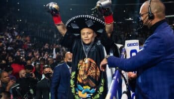 Mexicano 'Pitbull' Cruz hace nocaut técnico y se cuelga título superligero