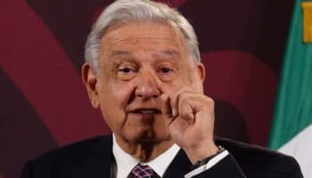 AMLO dice que vallas en 8M es por 'infiltrados' en marcha