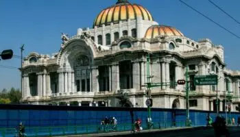 8M | Monumentos amanecen con vallas en centro histórico CDMX