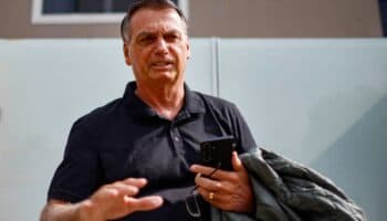 Expresidente de Brasil Jair Bolsonaro es acusado de fraude en registro de vacunas