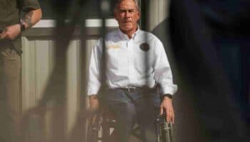 Gobernador de Texas afirma continuará con arrestos de migrantes, pese a suspensión de Ley SB4