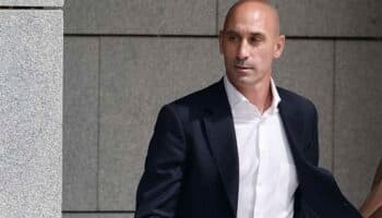 La Guardia Civil detiene a Luis Rubiales a su llegada a España; lo libera tras declarar