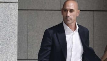 La Guardia Civil detiene a Luis Rubiales a su llegada a España; lo libera tras declarar