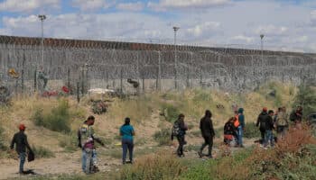 Albergue construye 'casitas' para migrantes que esperan en la frontera con EU