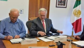 Firman CFE y SUTERM contrato con aumento salarial del 4%