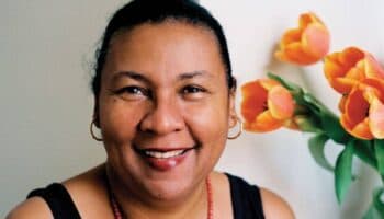 El regreso de bell hooks, la afrofeminista que cuestionó la violencia sistémica y propuso la sanación colectiva