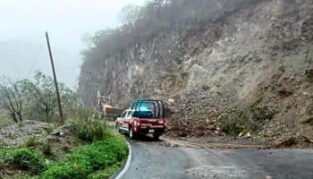 Lluvias causan derrumbes en dos carreteras de Oaxaca