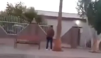 Sancionan a policía estatal en Sonora por orinar en la vía pública