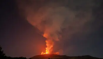 Volcán Etna erupciona y deja 'lluvia de cenizas'