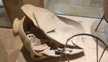 Niño rompe una vasija de 3,500 años de antigüedad en museo en Israel