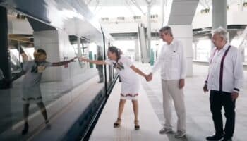 Estrenan AMLO y Sheinbaum vagones de lujo en Tren Maya