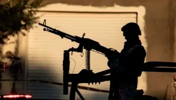 Caen 18 en Culiacán durante decomiso de armas y precursores químicos