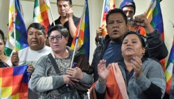 Seguidores de Evo Morales toman coches presuntamente usados en ataque