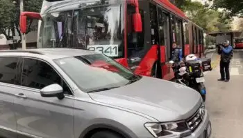 Metrobús de L2 choca contra camioneta; reportan 10 lesionados