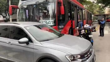 Metrobús de L2 choca contra camioneta; reportan 10 lesionados