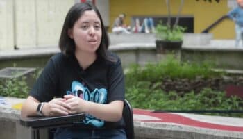Orgullo UNAM: Estudiante termina la licenciatura a los 18 años | Video