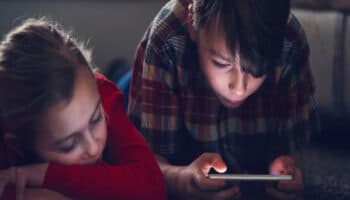 Aprueba Australia ley que prohibirá el uso de redes sociales a menores de 16 años | Video