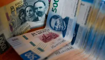 Peso mexicano retrocede y Bolsa cae ante escalada tensiones Rusia y Ucrania