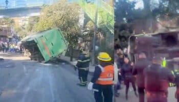 Pesero se vuelca en la México-Cuernavaca; deja más de 30 heridos | Videos