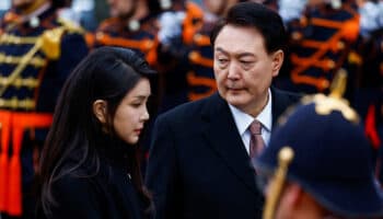 Corea del Sur | El caos de un impopular presidente, su esposa y un bolso DIOR