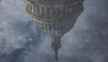 Cierre de gobierno en EE.UU. seguirá hasta al menos el lunes