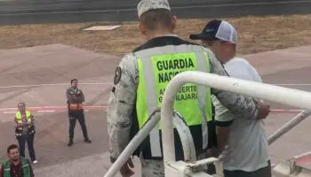 Vinculan a proceso al hombre que intentó desviar un avión de Volaris a EU