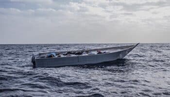 Naufraga embarcación con 19 migrantes; autoridades buscan a sobrevivientes
