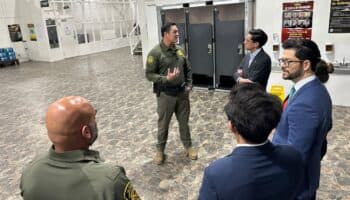 SRE visita centro de procesamiento de migrantes en Arizona