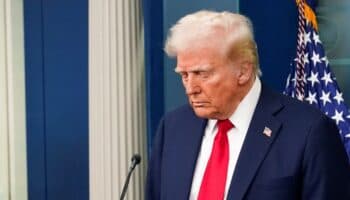 Trump amenaza con aranceles del 100% para disuadir a los BRICS de reemplazar al dólar