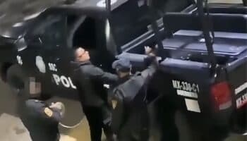 CDMX | Graban a uniformados robando combustible de patrulla