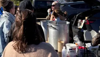 Con tacos y juguetes, habitantes de Los Ángeles apoyan a vecinos tras los incendios