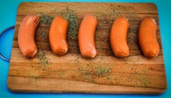 Salchichas ‘con pavo’ tienen pollo como ingrediente principal: El Poder del Consumidor