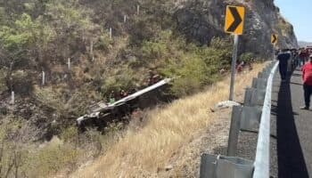 Declaran dos días de luto en Juchitán, Oaxaca, tras muerte de 18 simpatizantes de Morena en volcadura de autobús