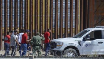 Cruces irregulares de migrantes cayeron 94% en febrero, reporta gobierno de Trump