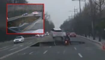 Video | Muere motociclista tras ser tragado por enorme socavón en Seúl