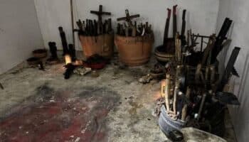 Hallan objetos rituales y restos humanos en casa de exfuncionario de Tequesquitengo