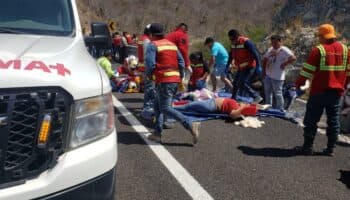 Suman 18 muertos por volcadura de autobús en Oaxaca