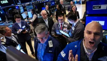 Aranceles de Trump causan el desplome de bolsas mundiales y del dólar