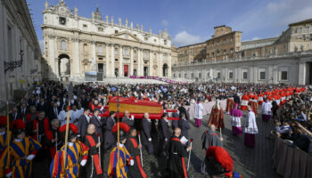 Galería | Papa Francisco llega a la Basílica de San Pedro, miles de fieles dan el último adiós
