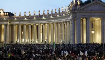 Miles hacen fila para despedir al Papa Francisco en El Vaticano