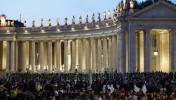 Miles hacen fila para despedir al Papa Francisco en El Vaticano