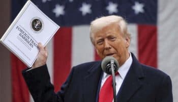 Trump impone arancel de 10% a todas las importaciones y sanción ‘recíproca’ a múltiples países