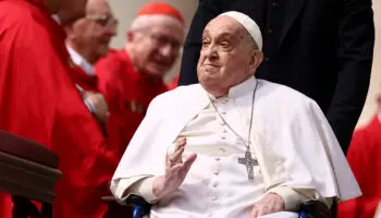 El papa Francisco aparece en la Plaza de San Pedro al final de la misa